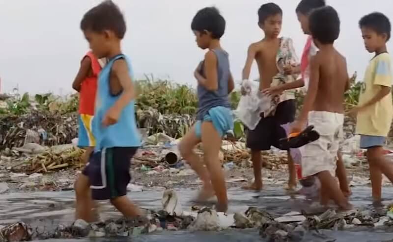 A quoi sert l'argent, quand on voie des enfants jouer dans une décharge de plastique sur la plage.